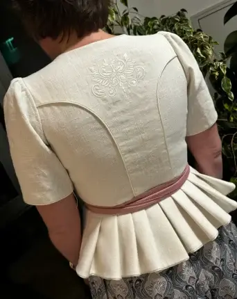Dirndl-Nähkurs: Dirndl mit Schürze selbst nähen. VHS Dirndlnähkurse München Rosenheim Miesbach - bestickter Spenzer weiß