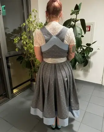 Dirndl-Nähkurs: Dirndl selbst nähen lernen. VHS Dirndlnähkurse München Rosenheim Miesbach Bernau - hellgraues Dirndl