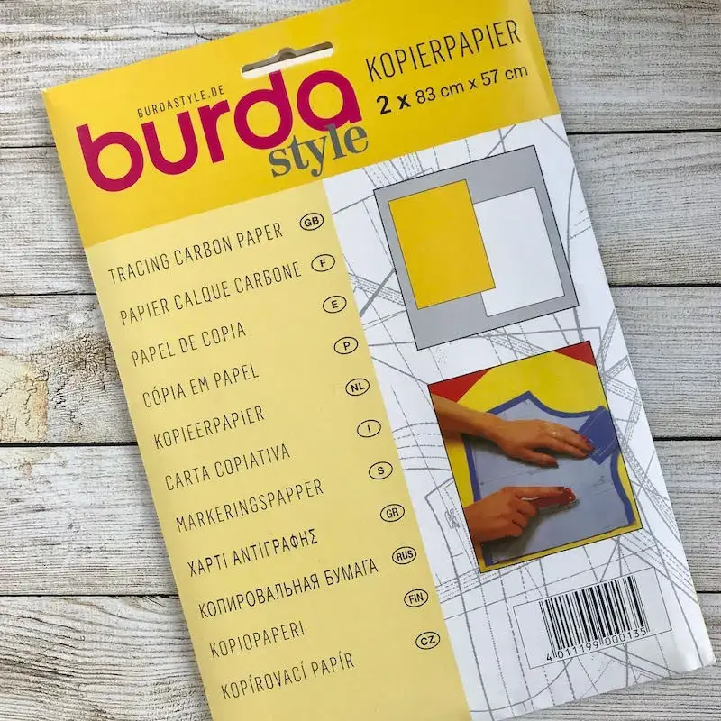 Werkzeugliste Dirndlnähkurse: Nähmaschine und Werkzeuge für meine Dirndl Nähkurse unter Profi-Anleitung - Kreidepapier weiß und gelb