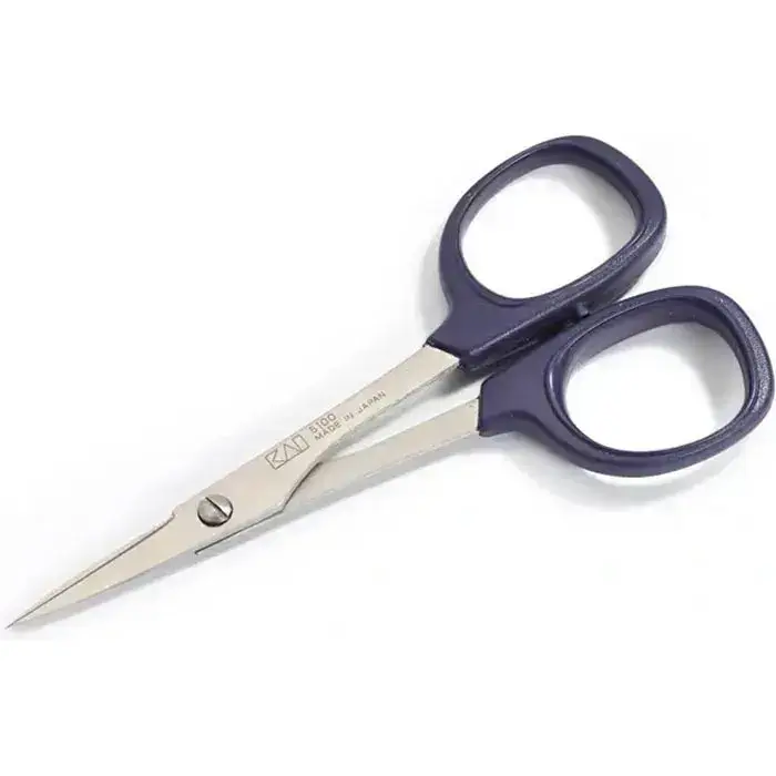 Werkzeugliste Dirndlnähkurse: Nähmaschine und Werkzeuge für meine Dirndl Nähkurse unter Profi-Anleitung - kleine Spitzschere