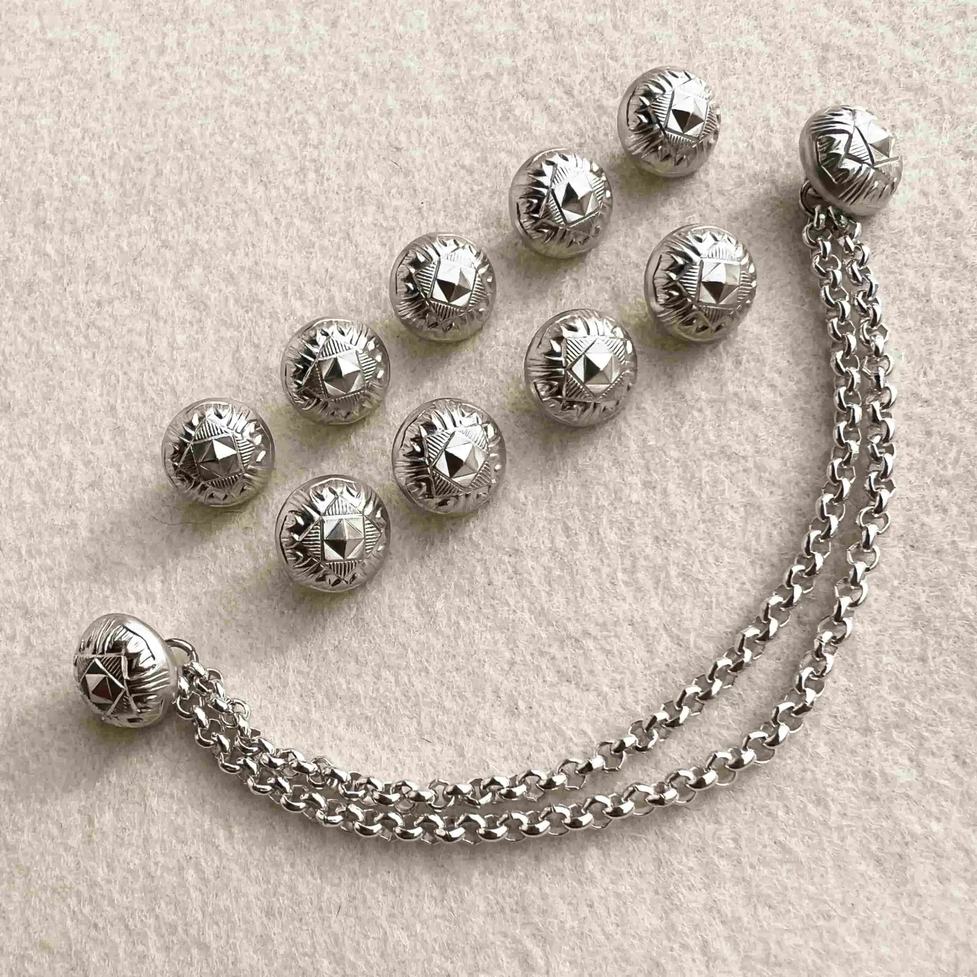 Heimatwerk Onlineshop: Traditionelle Trachtenknöpfe und Dirndlknöpfe