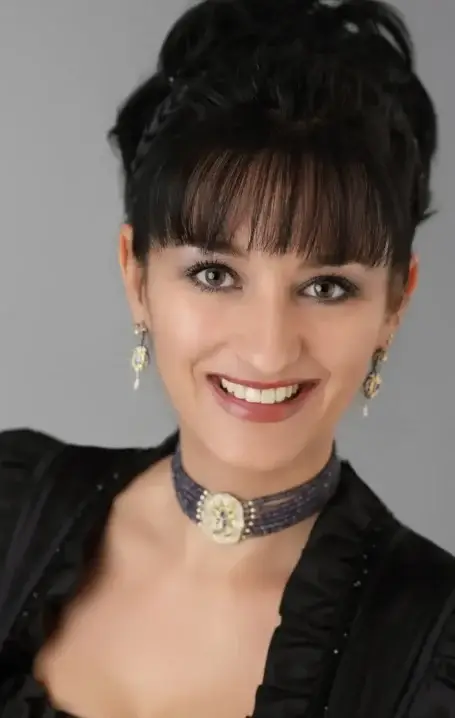 Gelernte Trachtenschneiderin - Schneidermeisterin und Dozentin für Dirndl-Nähkurse