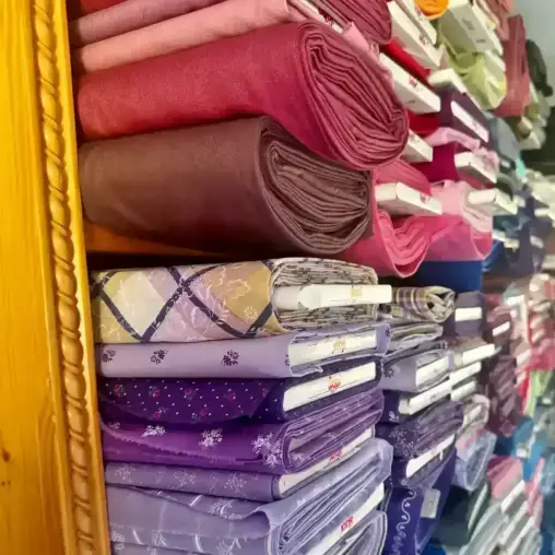 Stoffgeschäft: Edle Dirndlstoffe und hochwertige Trachtenstoffe als Meterware kaufen in München Rosenheim Traunstein Chiemgau - rot, blau, grün, schwarz